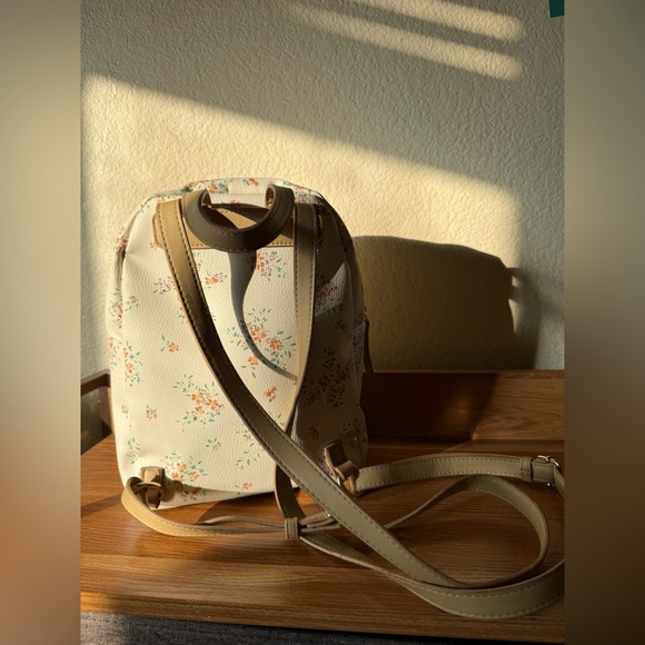 Mini Floral Cream Backpack - Picture 2 of 8